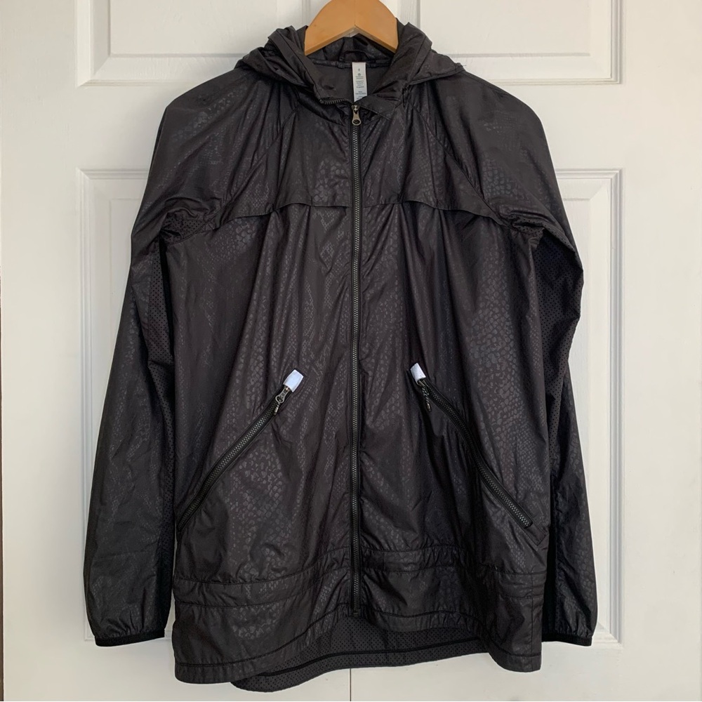 Lululemon Womens Pack It Up Packable Reflective Hooded Windbreaker Jacket Size 8